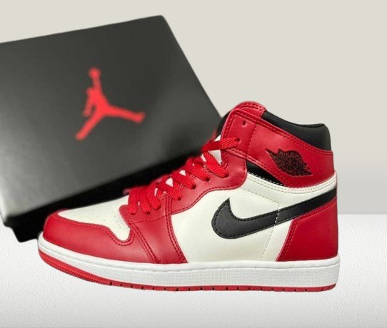 Side view of the Jordan 1 Chicago