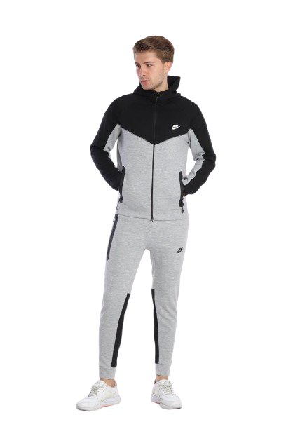 Bărbat stilat purtând set complet Nike Tech Fleece
