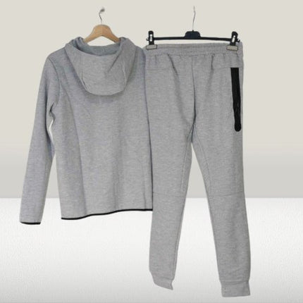 Detalii de aproape – trening Nike Tech Fleece GRI