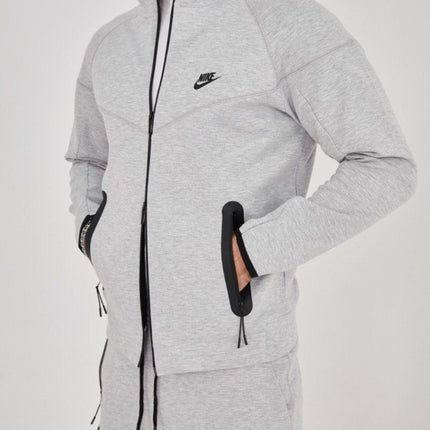 Men wearing Tech Fleece Gri model