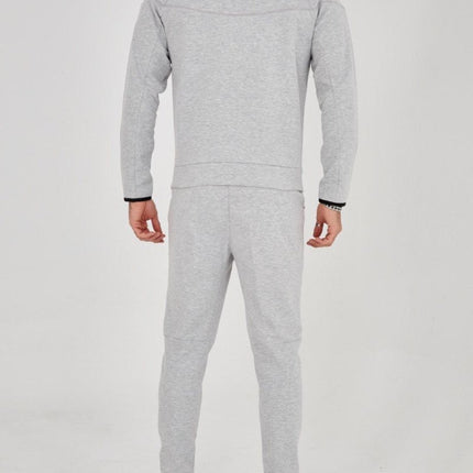 Partea din spate a modelului Tech Fleece gri