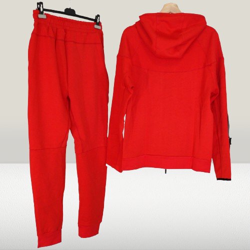 „Partea din spate a modelului Tech Fleece roșu