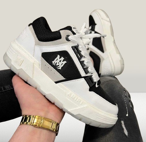 Side profile of ma1 shoes 