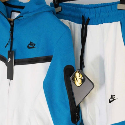 Vedere de aproape a Nike Tech Fleece albastru deschis