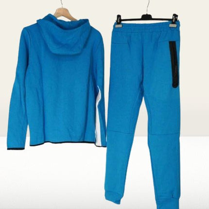 Vedere din spate a Nike Tech Fleece albastru deschis