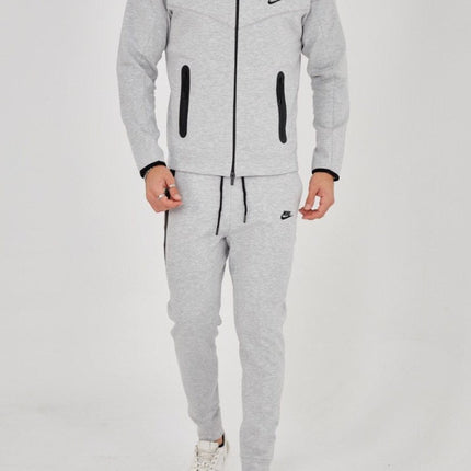 Vedere din studio a modelului Tech Fleece gri