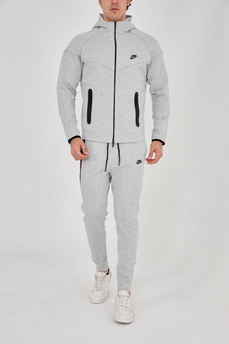 Vedere din studio a modelului Tech Fleece gri