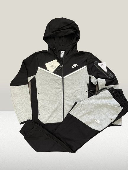 Vedere în studio a Nike Tech Fleece GRI - NEGRU pe fundal alb








