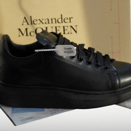 Alexander Mcqueen - Full Black Leather [FULL - BOX] - ShoeResidenceAlexander Mcqueen NEGRU PIELE [FULL - BOX] - ShoeResidenceAlexandru MCQUeen negru full triple black simplu piele ecologica reducere de vanzare nou olx replica REPLICA CHINA TURCIA NOU UNISEX DAMA BARBATI Pantof Alexander Mcuqeen negru complet full black culoare inchisanou barbati femei dama copi copii copiii de vanzare reducere oferta PANTOF Alexander Mcqueen Piele Alb cu Negru Shoeresidence nou dama barbati replica reps fake adi