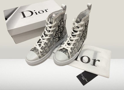 Dior B - 23 HIGH [LA REDUCERE] - ShoeResidenceadidas DIOR B23 HIGH Pantofi Dior B23, Adidași Dior B23, Teniși Dior B23, Sneakers Dior B23, Espadrile Dior B23, Sandale Dior B23, Botine Dior B23, Mocasini Dior B23, Papuci Dior B23, Ghete Dior B23, Pantofi casual Dior B23, Pantofi eleganți Dior B23, Pantofi de antrenament Dior B23, Pantofi de vară Dior B23, Încălțăminte Dior B23, Încălțăminte casual Dior B23, Încălțăminte elegantă Dior B23, dior romania, dior b23 de vanzare, dior b23 high, dior b23