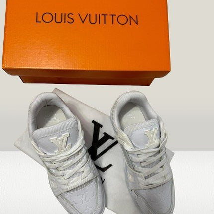 Louis Vuitton Romania White Monogram [NOU] - ShoeResidenceLouis Vuitton Romania top - down viewLouis Vuitton40adidasi albi louis vuittonadidasi albi lvadidasi de designer8