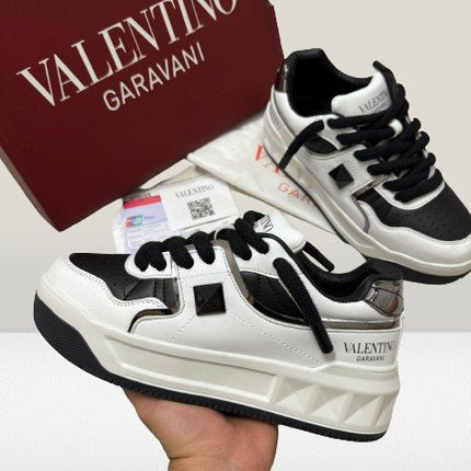 Valentino Garavanni Alb - Negru [NOU] - ShoeResidenceVALENTINO GARAVANNI PANTOF ADIDAS CASUAL ALB NEGRU WHIITE ALB PIELE NOU DE VANZARE REDUCERE OFERTA ROPE LACES SHOES TENES SNEAKER OLX SHOERESIDENCE SHOE RESIDENCE REPLICA VALENTINO GARAVANNI PANTOFALENTINO GARAVANNI PANTOF ADIDAS CASUAL ALB NEGRU WHIITE ALB PIELE NOU DE Valentino Garavani, Pantof, Adidas, Casual, Alb, Negru, Sneakers, Incaltaminte, Sport, Fashion, Streetwear, Moda, Stil Urban, Comod, Original, Autentic, Calitate, Premium, Desi