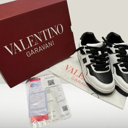 Valentino Garavanni Alb - Negru [NOU] - ShoeResidenceVALENTINO GARAVANNI PANTOF ADIDAS CASUAL ALB NEGRU WHIITE ALB PIELE NOU DE VANZARE REDUCERE OFERTA ROPE LACES SHOES TENES SNEAKER OLX SHOERESIDENCE SHOE RESIDENCE REPLICA VALENTINO GARAVANNI PANTOFALENTINO GARAVANNI PANTOF ADIDAS CASUAL ALB NEGRU WHIITE ALB PIELE NOU DE Valentino Garavani, Pantof, Adidas, Casual, Alb, Negru, Sneakers, Incaltaminte, Sport, Fashion, Streetwear, Moda, Stil Urban, Comod, Original, Autentic, Calitate, Premium, Desi