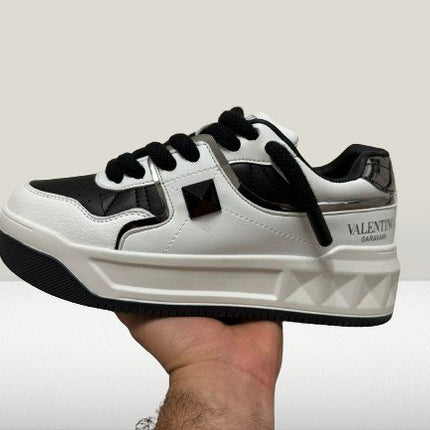 Valentino Garavanni Alb - Negru [NOU] - ShoeResidenceVALENTINO GARAVANNI PANTOF ADIDAS CASUAL ALB NEGRU WHIITE ALB PIELE NOU DE VANZARE REDUCERE OFERTA ROPE LACES SHOES TENES SNEAKER OLX SHOERESIDENCE SHOE RESIDENCE REPLICA VALENTINO GARAVANNI PANTOFALENTINO GARAVANNI PANTOF ADIDAS CASUAL ALB NEGRU WHIITE ALB PIELE NOU DE Valentino Garavani, Pantof, Adidas, Casual, Alb, Negru, Sneakers, Incaltaminte, Sport, Fashion, Streetwear, Moda, Stil Urban, Comod, Original, Autentic, Calitate, Premium, Desi