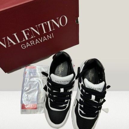 Valentino Garavanni Alb - Negru [NOU] - ShoeResidenceVALENTINO GARAVANNI PANTOF ADIDAS CASUAL ALB NEGRU WHIITE ALB PIELE NOU DE VANZARE REDUCERE OFERTA ROPE LACES SHOES TENES SNEAKER OLX SHOERESIDENCE SHOE RESIDENCE REPLICA VALENTINO GARAVANNI PANTOFALENTINO GARAVANNI PANTOF ADIDAS CASUAL ALB NEGRU WHIITE ALB PIELE NOU DE Valentino Garavani, Pantof, Adidas, Casual, Alb, Negru, Sneakers, Incaltaminte, Sport, Fashion, Streetwear, Moda, Stil Urban, Comod, Original, Autentic, Calitate, Premium, Desi