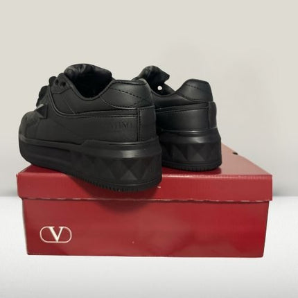 Valentino Gravanni Black [40%OFF - New] - ShoeResidenceValentino black leather ShoesSneaker37acces VIP pantofi negri Valentino Devaadidași negri accesibili inspirati Valentinoadidași negri cu cusături contrastante5